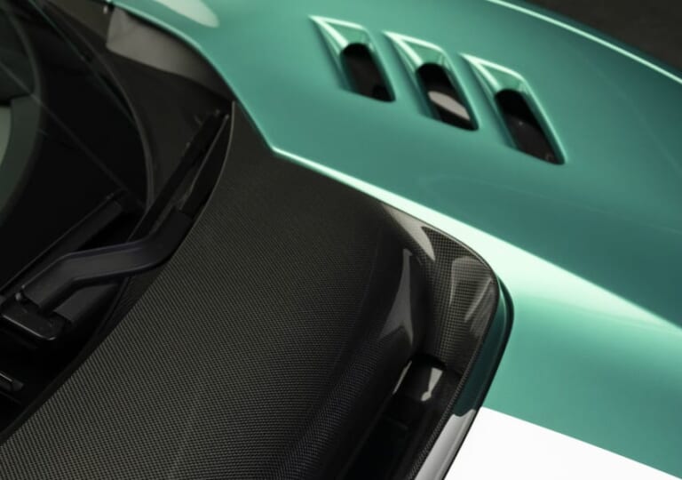 左右非対称で穿たれた3組のルーバー|【最高速330km/h超】フェラーリ 296 スペチアーレ徹底解説! サーキット直系エアロ×880馬力ハイブリッドの全貌