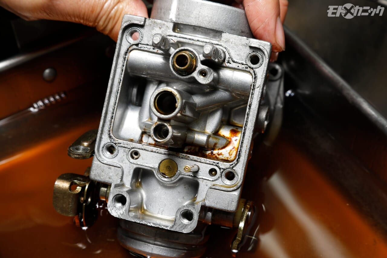 ｜[旧車バイクDIYメンテ] 4連キャブ清掃は効率良くケミカルで洗浄〈ヤマルーブ・スーパーキャブレタークリーナー〉
