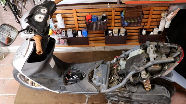 SUZUKI ZZ|【実録バイク修理】古いスクーターのエンジン不動! 予想外すぎる原因は独特の構造にあった