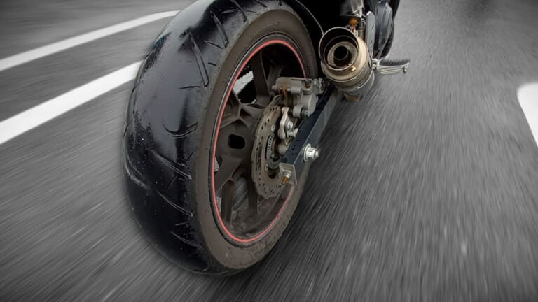「梅雨でもバイク通勤/通学しなきゃ…」そんなときどうすれば安全? 気をつけるポイントと走り方を解説してみた