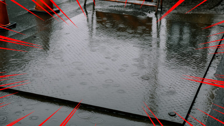 「梅雨でもバイク通勤/通学しなきゃ…」そんなときどうすれば安全? 気をつけるポイントと走り方を解説してみた
