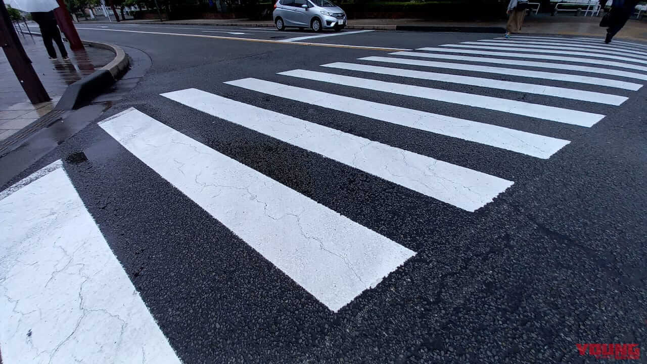 「梅雨でもバイク通勤/通学しなきゃ…」そんなときどうすれば安全? 気をつけるポイントと走り方を解説してみた|「梅雨でもバイク通勤/通学しなきゃ…」そんなときどうすれば安全? 気をつけるポイントと走り方を解説してみた