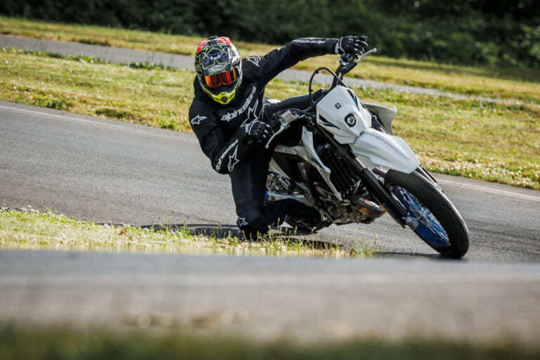 欧州仕様DR-Z4SM｜スズキ新型「DR-Z4S」「DR-Z4SM」の英国価格が判明！ 100万円超えは必至か……