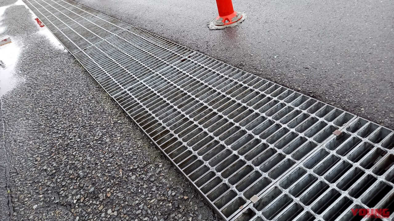 「梅雨でもバイク通勤/通学しなきゃ…」そんなときどうすれば安全? 気をつけるポイントと走り方を解説してみた|「梅雨でもバイク通勤/通学しなきゃ…」そんなときどうすれば安全? 気をつけるポイントと走り方を解説してみた