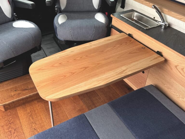VANLIFEインテリア｜老舗トイファクトリーの「最強旅キャンパー」が借りられる! 【新レンタカーサービス】東京エリアにも拡大