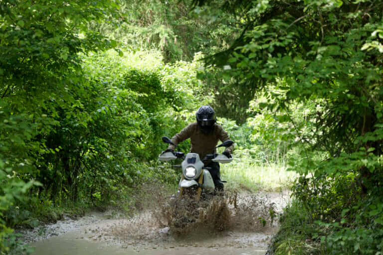 BMW R12G/S｜【BMW R12G/S】オフ走行を見越した専用フレームを搭載〈BMW Motorrad国際試乗会〉