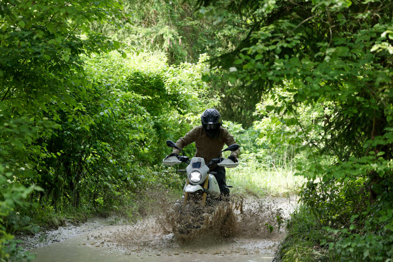 BMW R12G/S｜【BMW R12G/S】オフ走行を見越した専用フレームを搭載〈BMW Motorrad国際試乗会〉