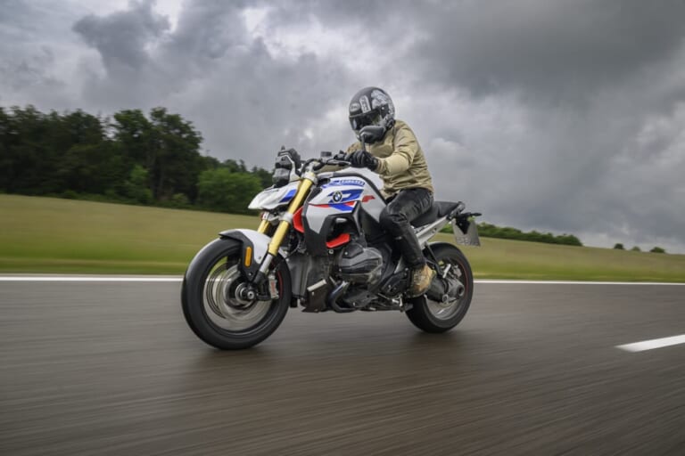 BMW R1300R｜【BMW R1300RT/R1300R】すべての水冷ボクサーが1300ccの新世代に〈BMW Motorrad国際試乗会〉