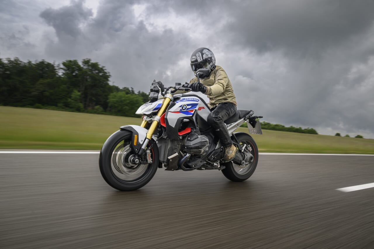 BMW R1300R｜【BMW R1300RT/R1300R】すべての水冷ボクサーが1300ccの新世代に〈BMW Motorrad国際試乗会〉