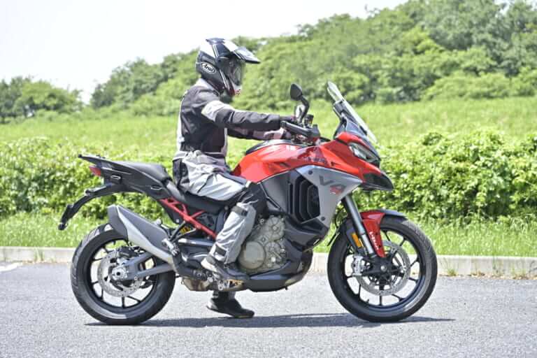 ドゥカティ ムルティストラーダV4S｜ライディングポジション｜【ドゥカティ ムルティストラーダV4S】4in1バイクでラグジュアリーな旅に!