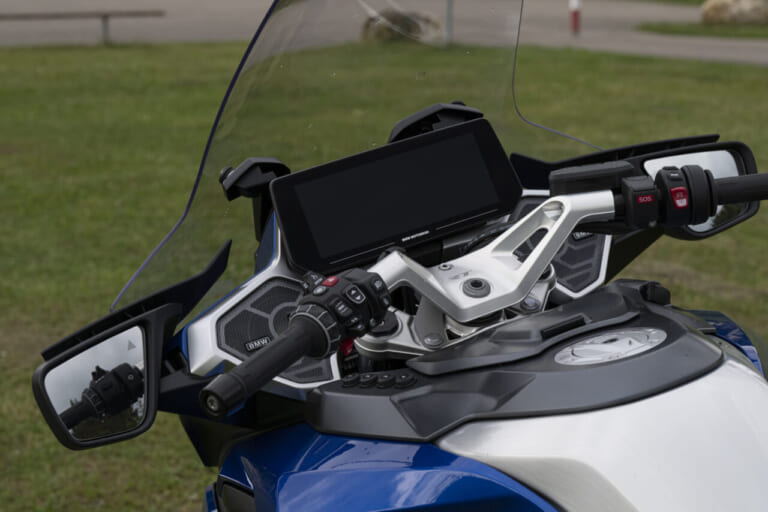 BMW R1300RT｜【BMW R1300RT/R1300R】すべての水冷ボクサーが1300ccの新世代に〈BMW Motorrad国際試乗会〉