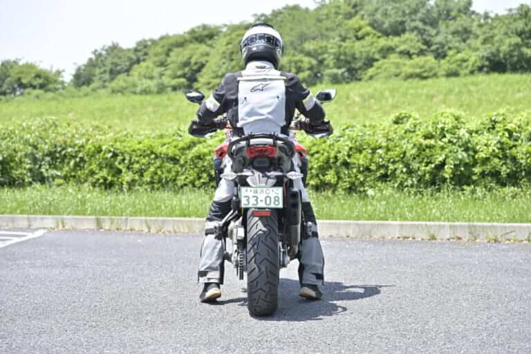 ドゥカティ ムルティストラーダV4S｜ライディングポジション｜【ドゥカティ ムルティストラーダV4S】4in1バイクでラグジュアリーな旅に!