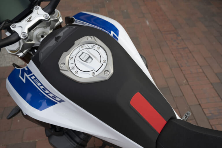 BMW R1300R｜【BMW R1300RT/R1300R】すべての水冷ボクサーが1300ccの新世代に〈BMW Motorrad国際試乗会〉