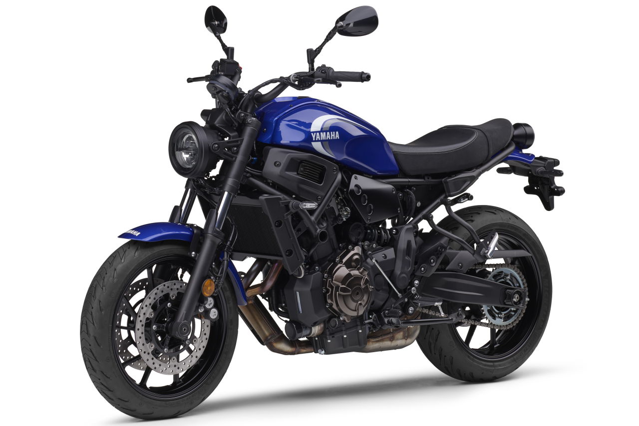 ｜ヤマハ「XSR700」2025年モデル発売！ レトロな白×赤とスポーティな青を新採用