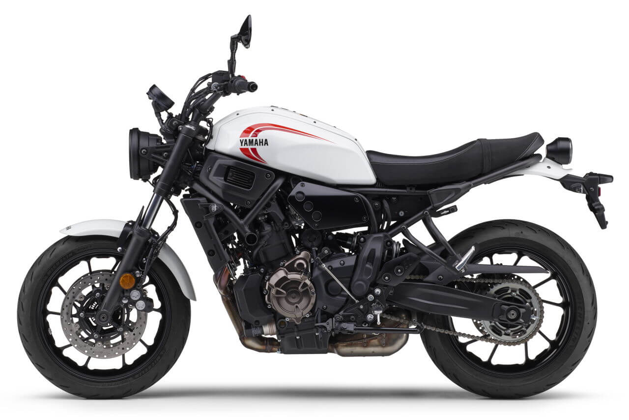 ｜ヤマハ「XSR700」2025年モデル発売！ レトロな白×赤とスポーティな青を新採用