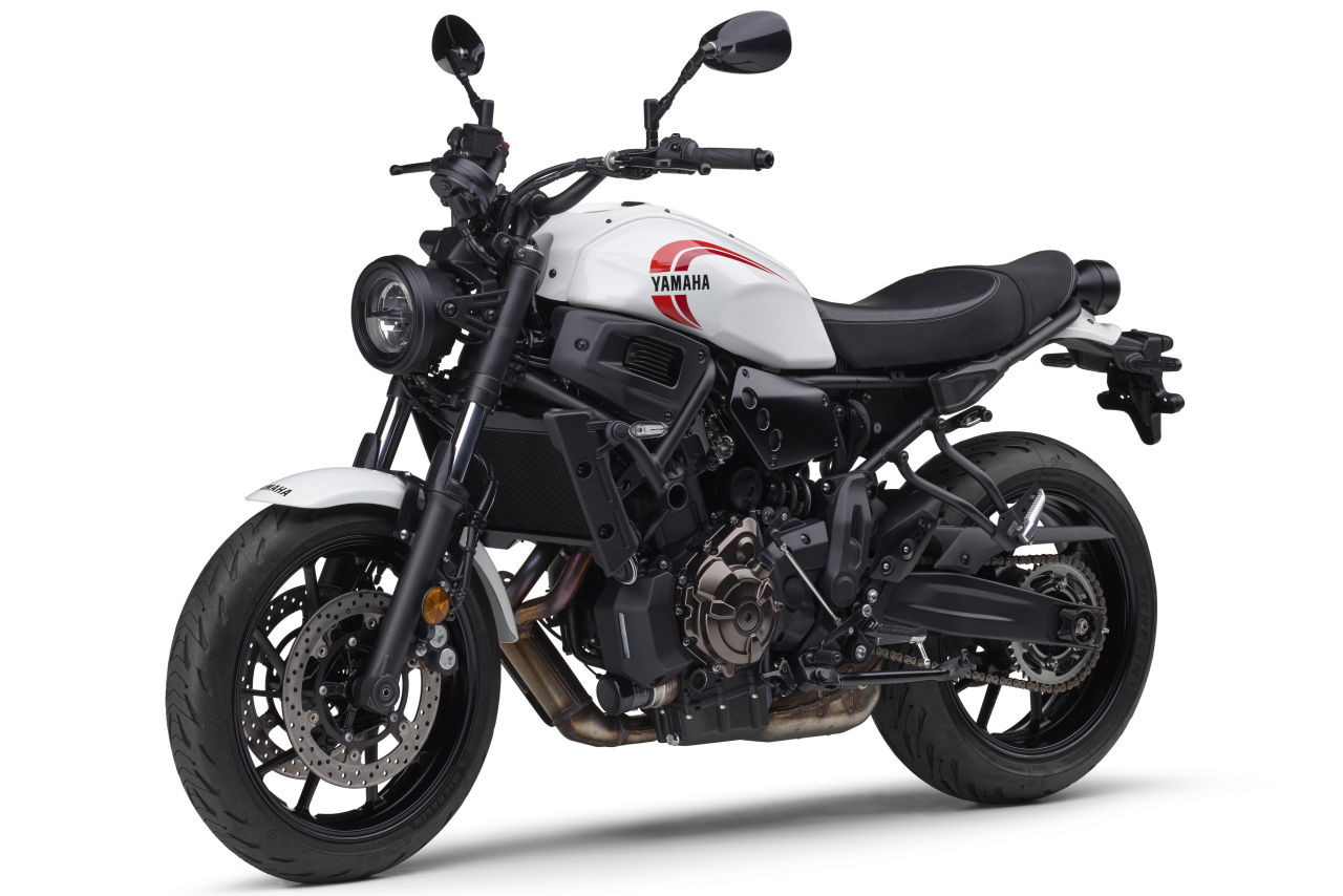 ｜ヤマハ「XSR700」2025年モデル発売！ レトロな白×赤とスポーティな青を新採用