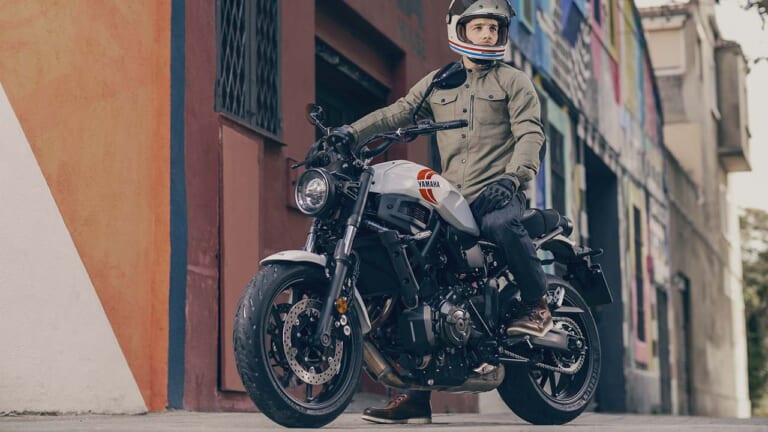 ヤマハ｜XSR700｜2025年モデル｜ヤマハ「XSR700」2025年モデル発売！ レトロな白×赤とスポーティな青を新採用