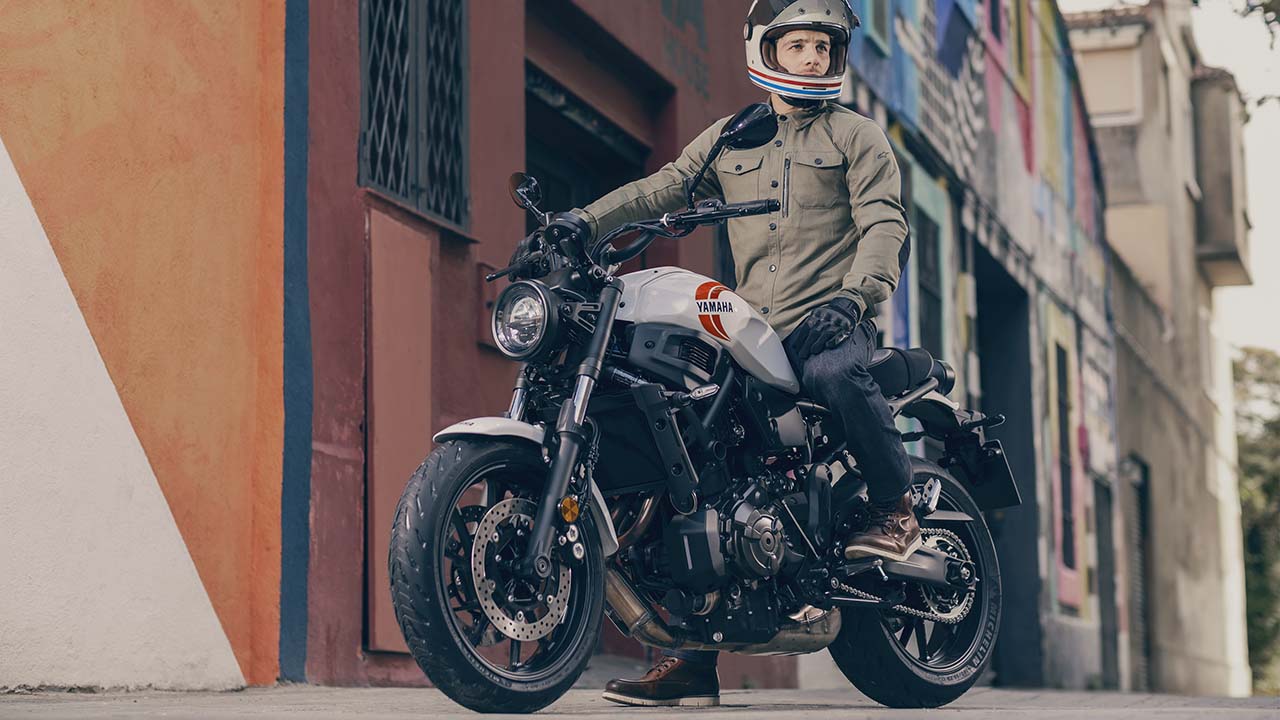 ヤマハ｜XSR700｜2025年モデル｜ヤマハ「XSR700」2025年モデル発売！ レトロな白×赤とスポーティな青を新採用