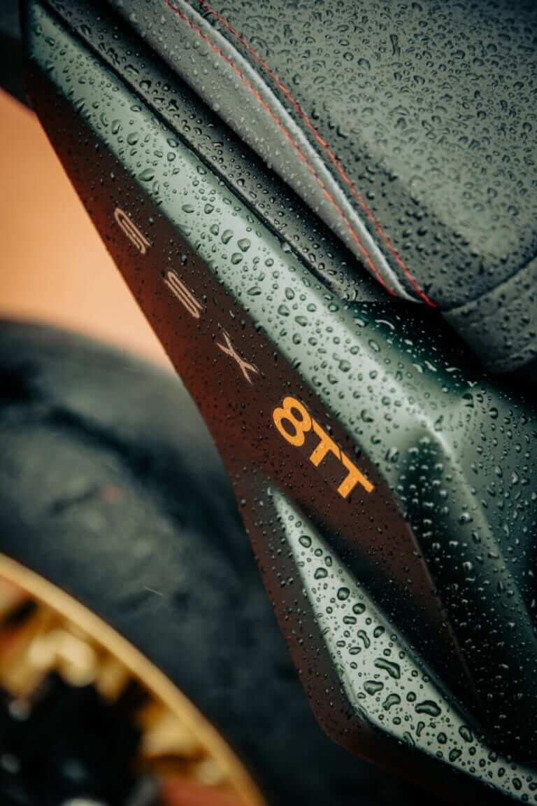 スズキ｜GSX-8TT｜2025年モデル｜輸出仕様｜【速報】スズキ新型車「GSX-8T / GSX-8TT」登場!! 昭和のロードスター/ロードレーサーをオマージュした本気のネオクラシック