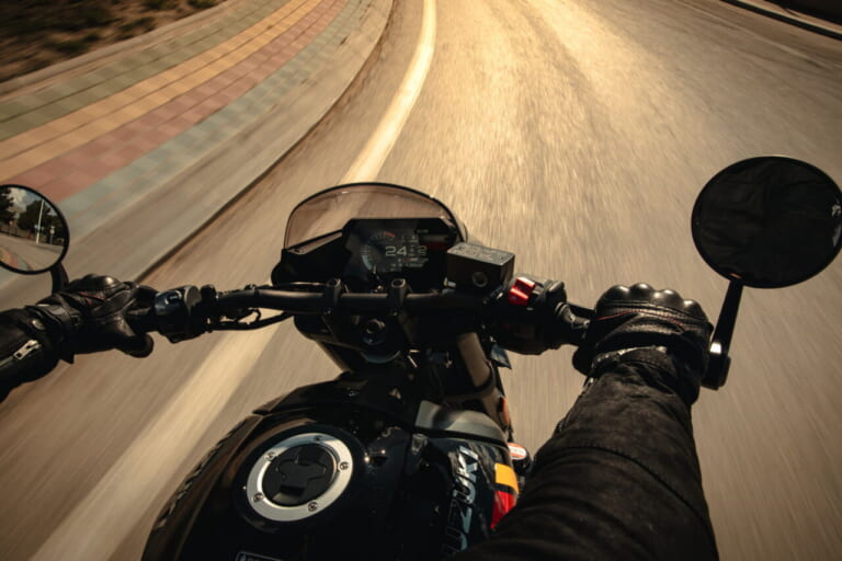 スズキ｜GSX-8TT｜輸出仕様｜2025年モデル｜【速報】スズキ新型車「GSX-8T / GSX-8TT」登場!! 昭和のロードスター/ロードレーサーをオマージュした本気のネオクラシック