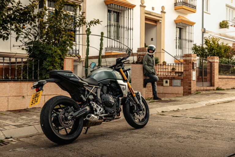 スズキ｜GSX-8T｜輸出仕様｜2025年モデル｜【速報】スズキ新型車「GSX-8T / GSX-8TT」登場!! 昭和のロードスター/ロードレーサーをオマージュした本気のネオクラシック