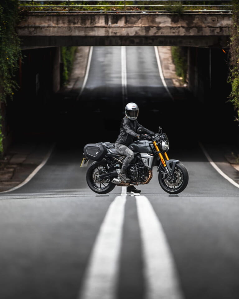 スズキ|GSX-8T|輸出仕様|2025年モデル|【速報】スズキ新型車「GSX-8T / GSX-8TT」登場!! 昭和のロードスター/ロードレーサーをオマージュした本気のネオクラシック