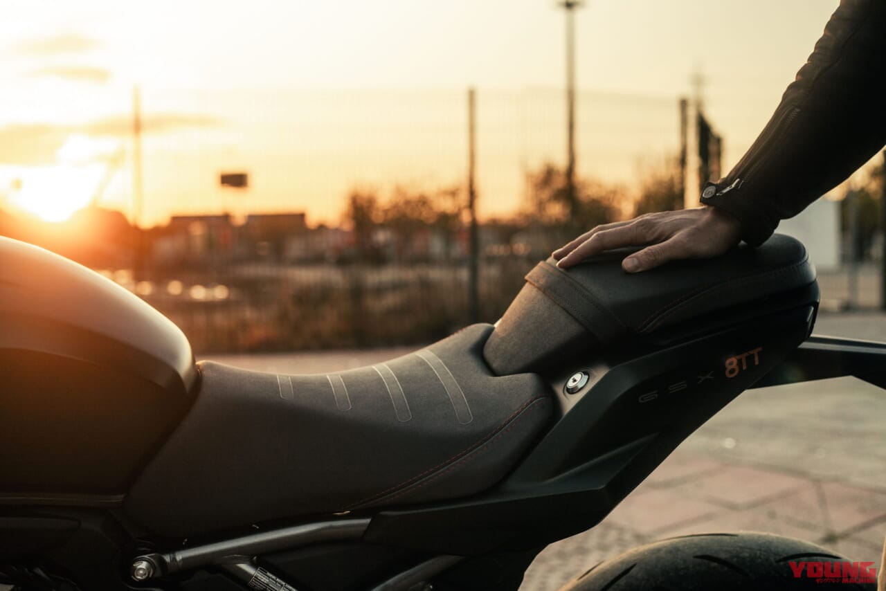 スズキ|GSX-8TT|輸出仕様|2025年モデル|【速報】スズキ新型車「GSX-8T / GSX-8TT」登場!! 昭和のロードスター/ロードレーサーをオマージュした本気のネオクラシック