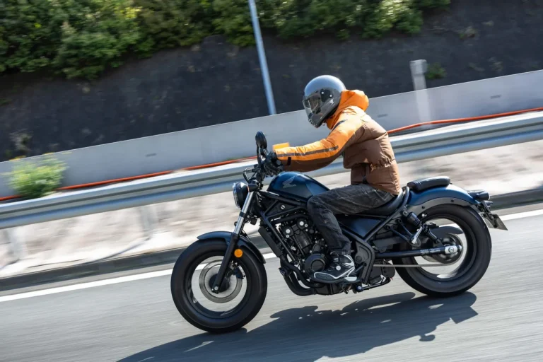 ホンダ レブル500｜[20代の本音] 排気量 500ccのバイクは“大型バイクらしさ”と“フレンドリーさ”の両立が魅力!【レブル500/CL500試乗レポート-1】