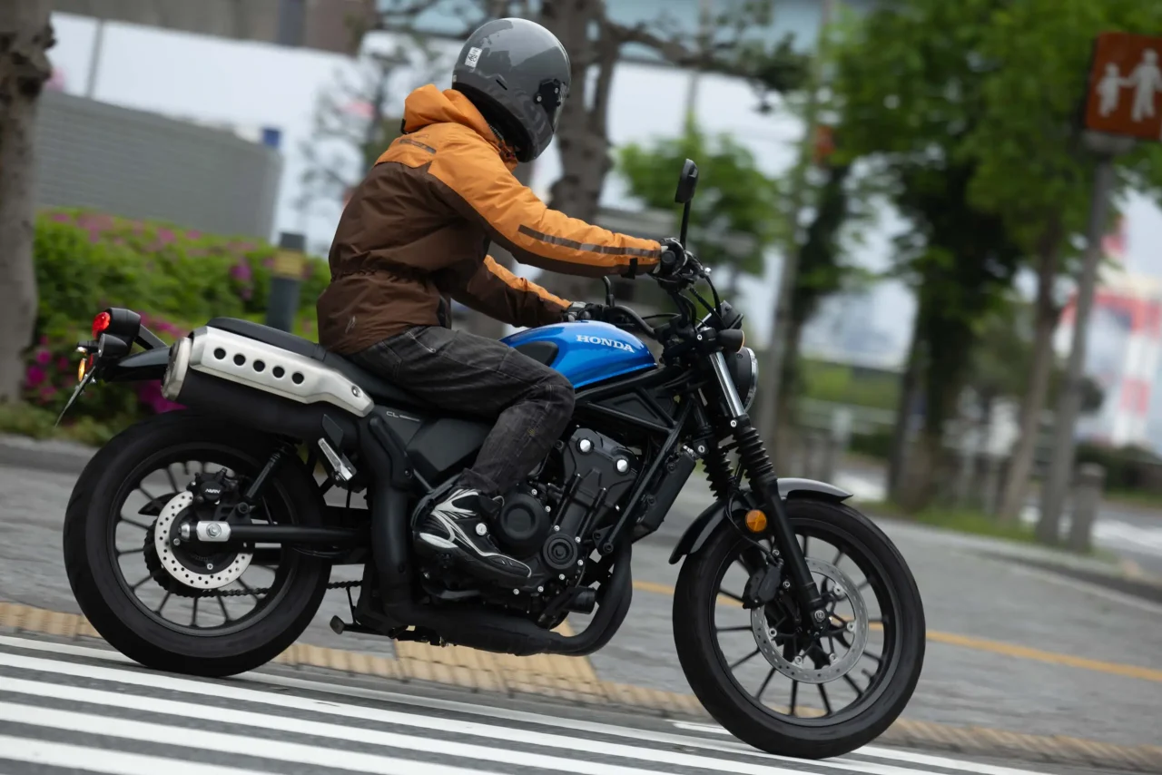 ホンダCL500｜[20代の本音] 排気量 500ccのバイクは“大型バイクらしさ”と“フレンドリーさ”の両立が魅力!【レブル500/CL500試乗レポート-1】
