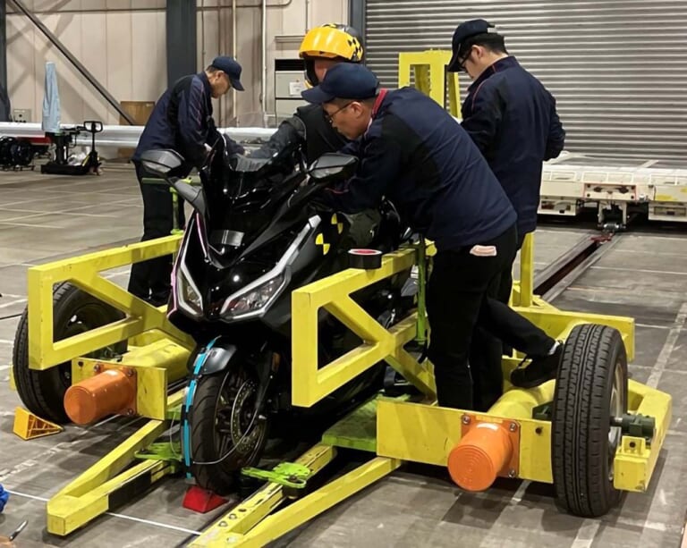豊田合成|エアバッグ試験|四輪パーツメーカーの豊田合成が二輪車用エアバッグの衝突試験を実施!……〈多事走論〉from Nom