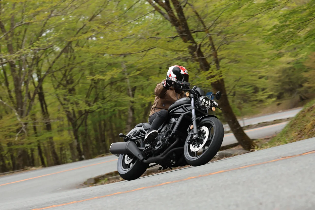 ホンダ レブル1100×岡崎静夏｜レーシング女子・岡崎静夏、Honda Rebel 1100に乗る「熟成で手強さが消えた、扱える大型クルーザー」