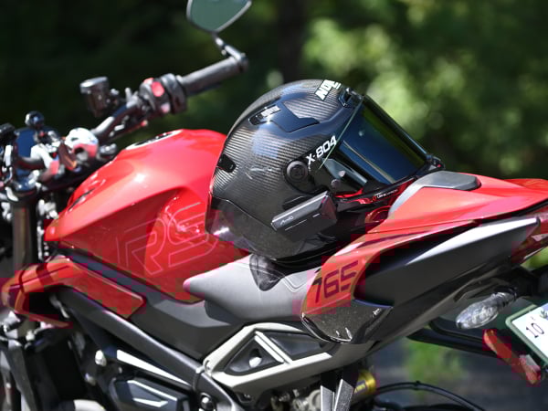 ヘルメットにつけるだけで安心感が得られる。前後2K録画できる“バイク用ドラレコ”がスマートすぎた