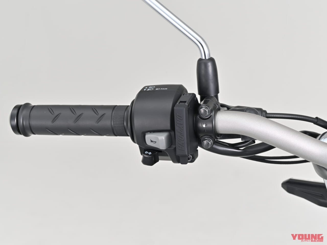 DAYTONA スレンダーUSB Type-A+Type-A|旧車はもちろん新車にもおすすめ! デイトナから多様なデバイスに対応するバイク専用USB電源4種が登場