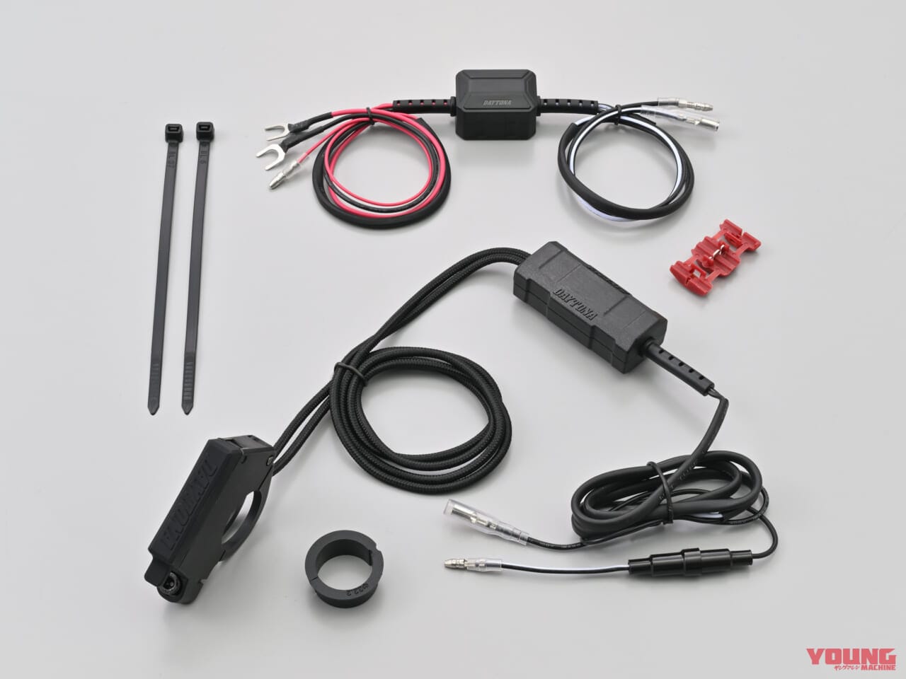 DAYTONA スレンダーUSB Type-A+Type-A|旧車はもちろん新車にもおすすめ! デイトナから多様なデバイスに対応するバイク専用USB電源4種が登場