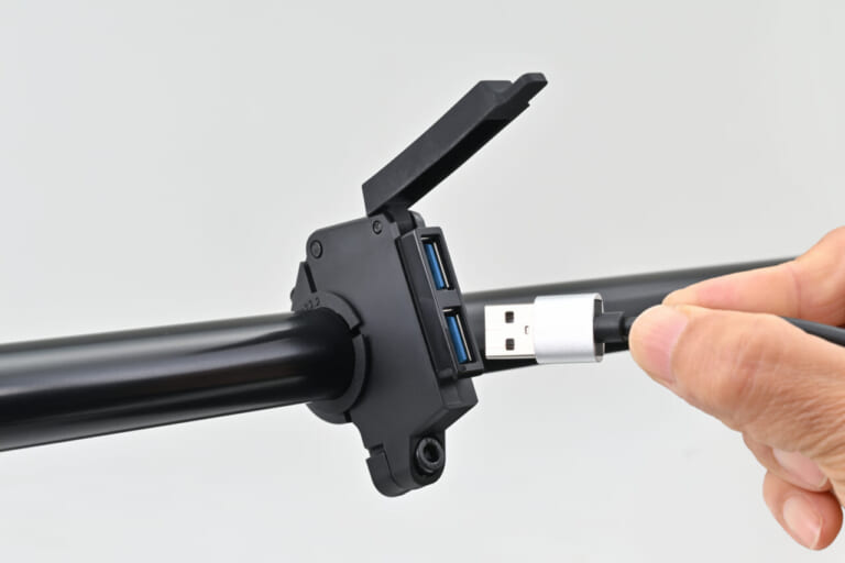 DAYTONA スレンダーUSB Type-A+Type-A｜旧車はもちろん新車にもおすすめ! デイトナから多様なデバイスに対応するバイク専用USB電源4種が登場