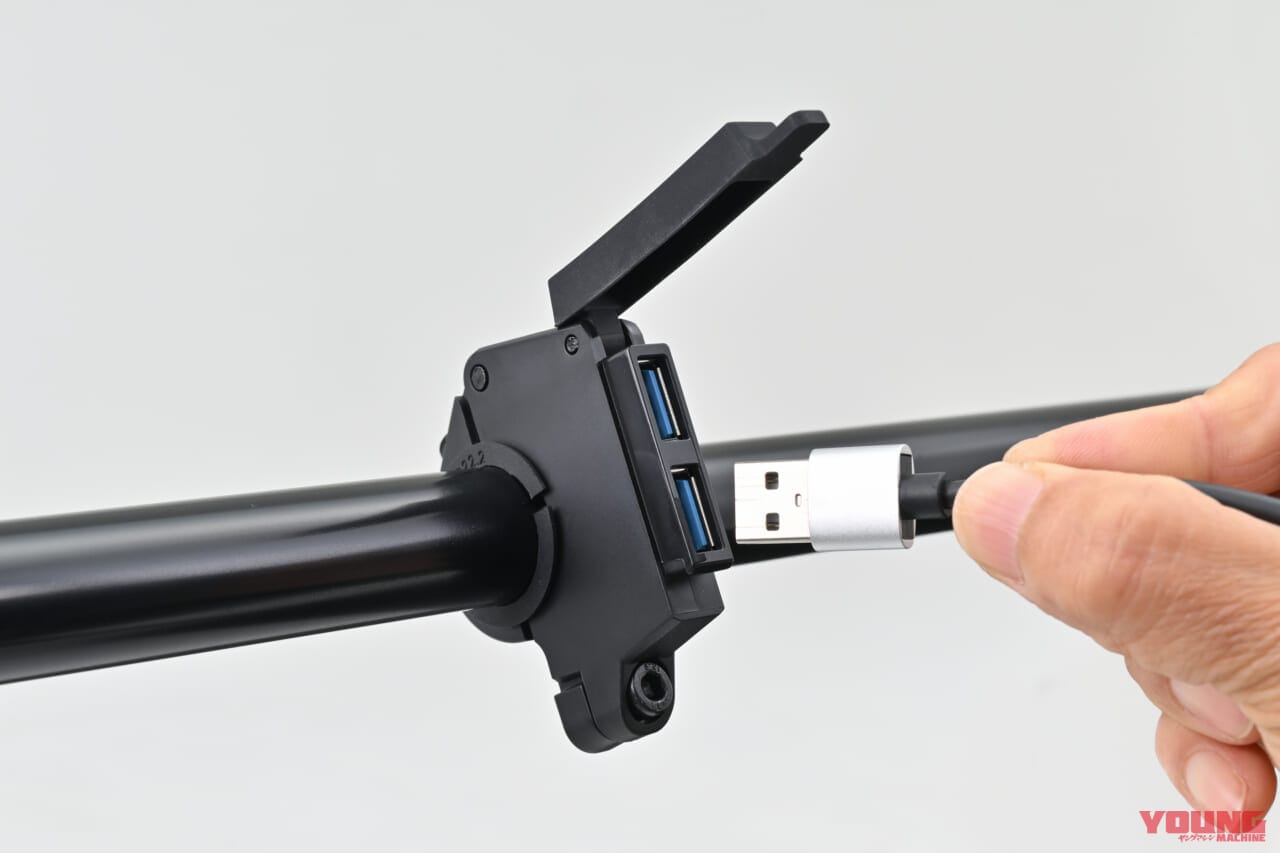 DAYTONA スレンダーUSB Type-A+Type-A｜旧車はもちろん新車にもおすすめ! デイトナから多様なデバイスに対応するバイク専用USB電源4種が登場