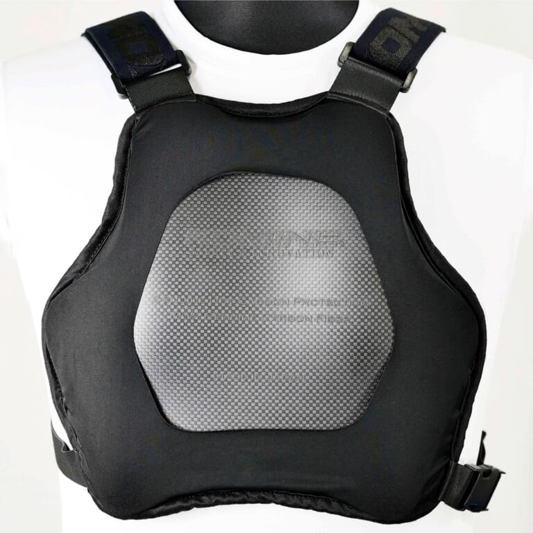 KOMINE KK-908 3D ドライカーボンチェストプロテクター|1mm厚なのに斧で叩いても人は無傷!? 耐久性と利便性が革新的なコミネ「3Dドライカーボンチェストプロテクター」