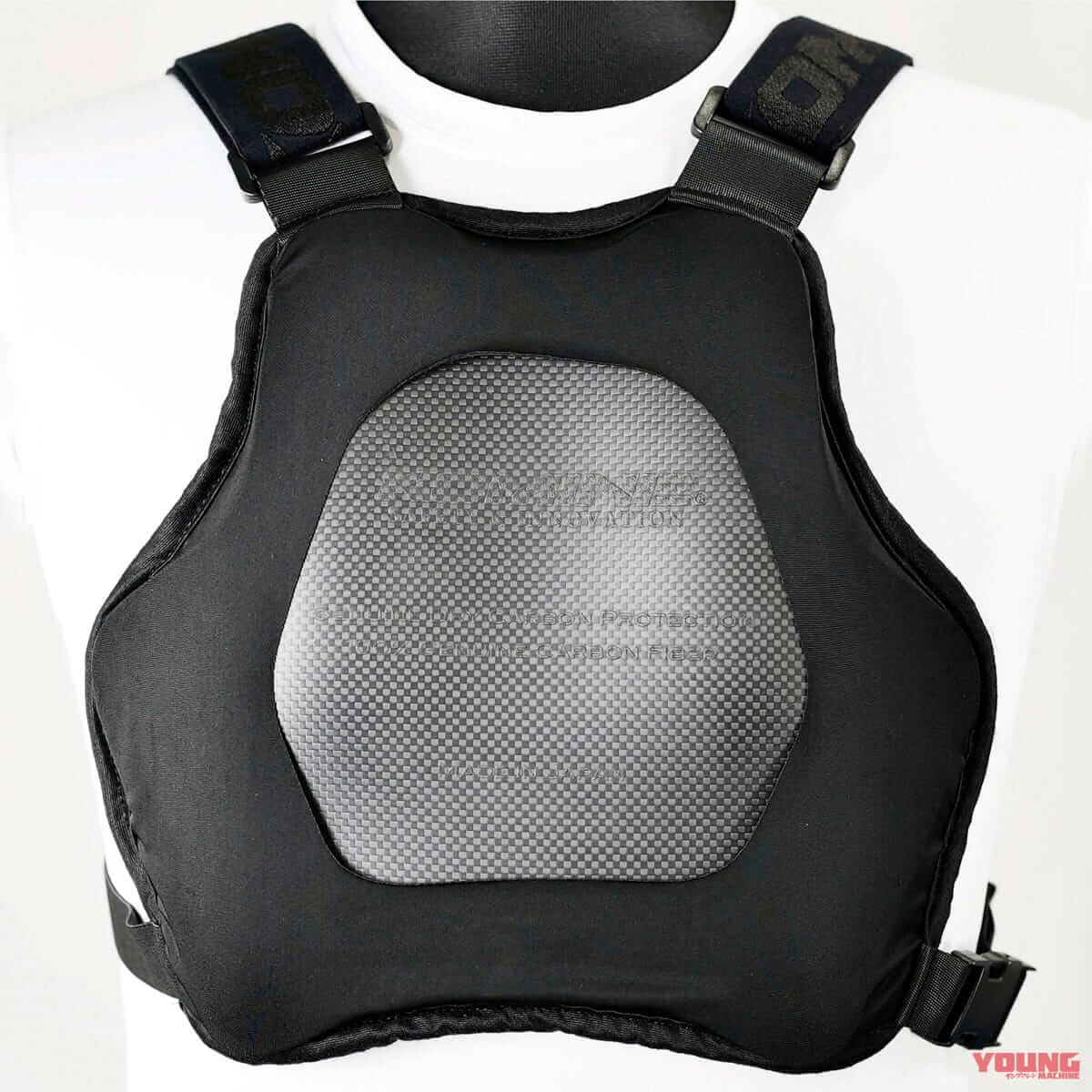 KOMINE KK-908 3D ドライカーボンチェストプロテクター|1mm厚なのに斧で叩いても人は無傷!? 耐久性と利便性が革新的なコミネ「3Dドライカーボンチェストプロテクター」