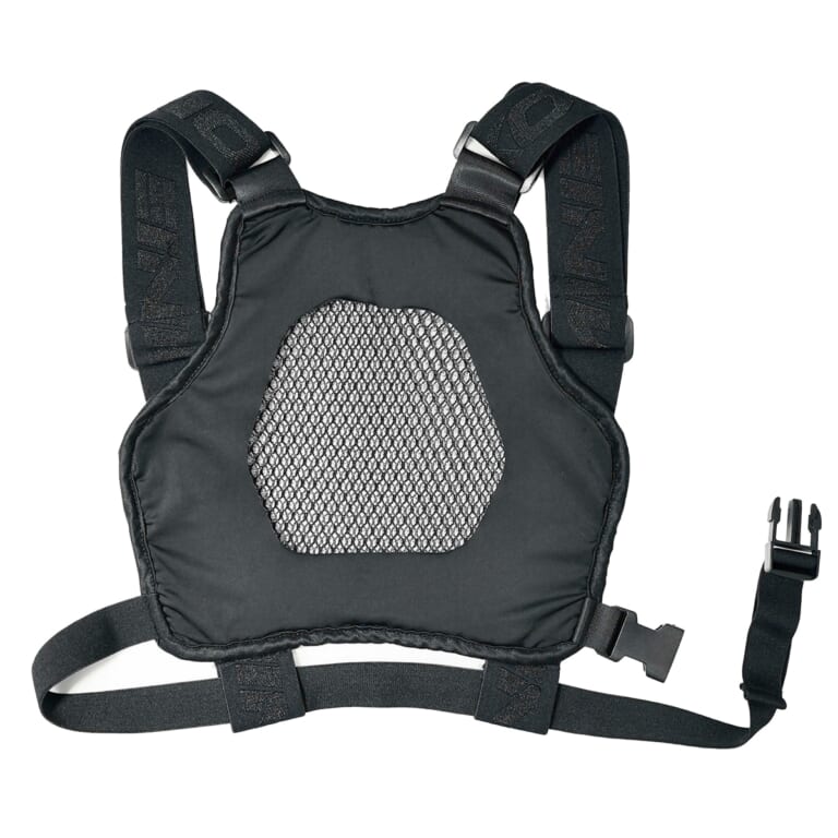 KOMINE KK-908 3D ドライカーボンチェストプロテクター|1mm厚なのに斧で叩いても人は無傷!? 耐久性と利便性が革新的なコミネ「3Dドライカーボンチェストプロテクター」