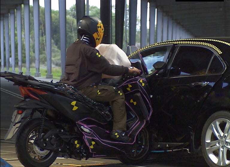 豊田合成｜エアバッグ試験｜四輪パーツメーカーの豊田合成が二輪車用エアバッグの衝突試験を実施！……〈多事走論〉from Nom