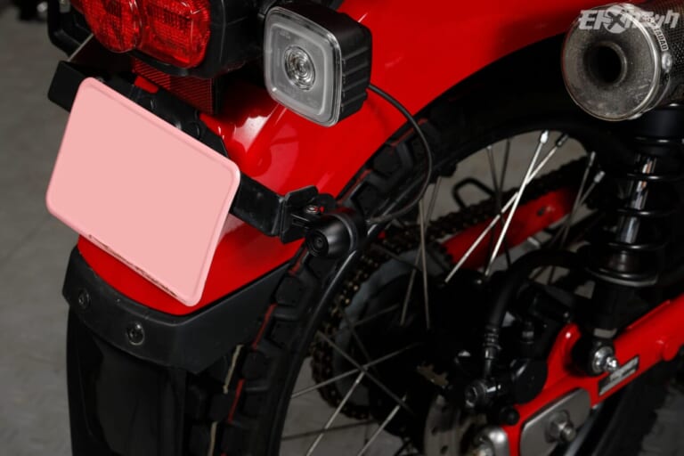 AKEEYO｜AIO-6LTE｜後カメラ｜スマートフォン連動マップ機能や、4G通信機能で愛車の位置情報を確認できる革新的スマートモニター〈AKEEYO AIO-6LTE〉