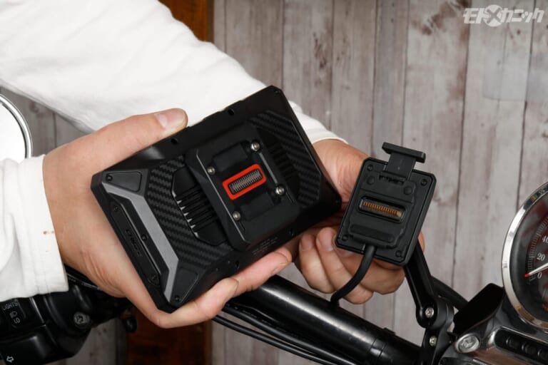 AKEEYO｜AIO-6LTE｜クイックリリース｜スマートフォン連動マップ機能や、4G通信機能で愛車の位置情報を確認できる革新的スマートモニター〈AKEEYO AIO-6LTE〉
