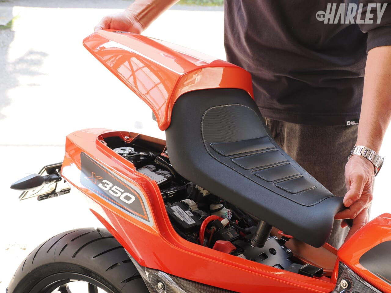 ハーレーダビッドソン｜X350｜BLESS CREATIONカスタム｜シートカウル｜[ハーレーカスタム] カーボン外装をまとったユーロピアンムードのX350〈BLESS CREATION〉