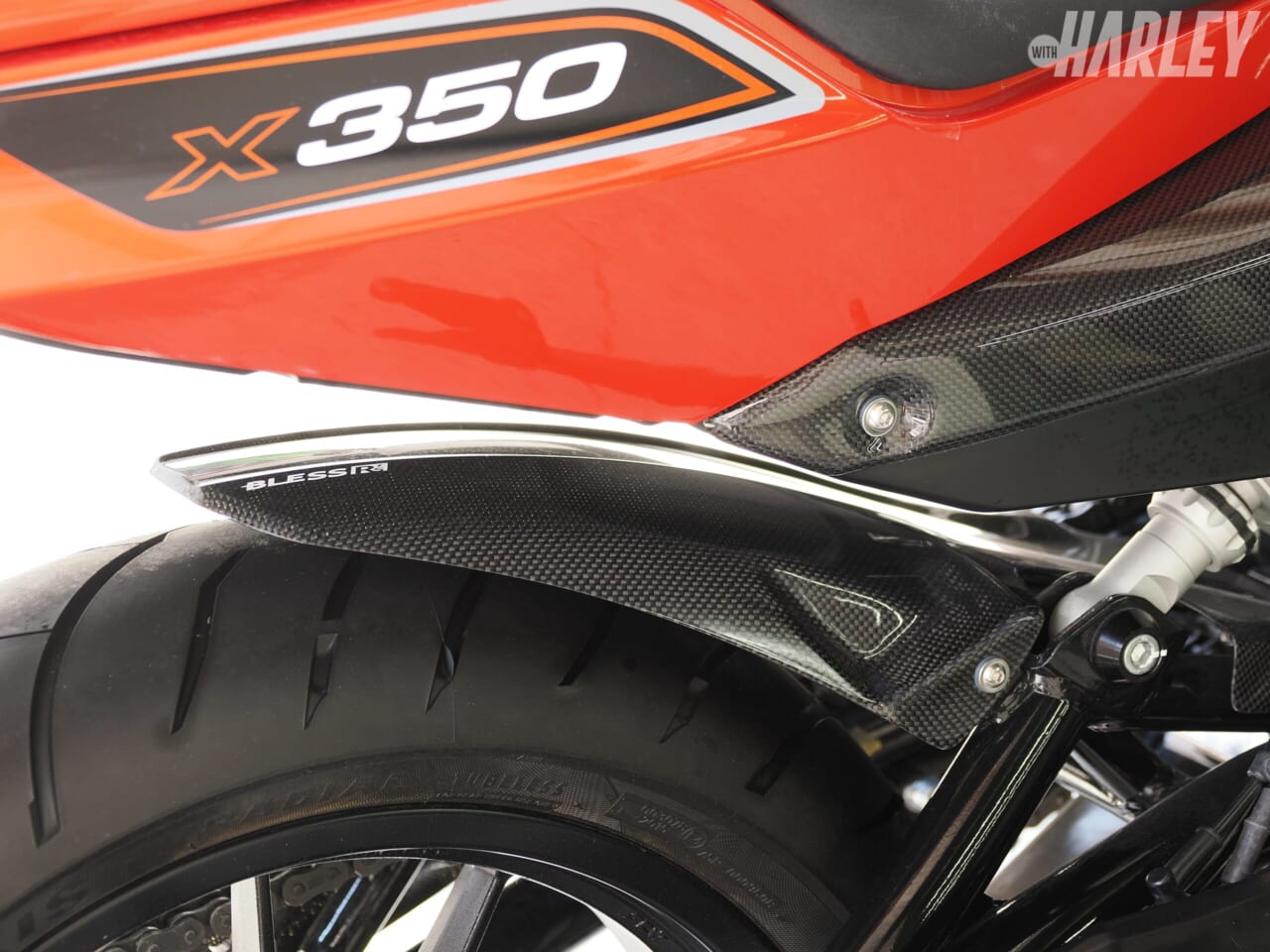 ｜[ハーレーカスタム] カーボン外装をまとったユーロピアンムードのX350〈BLESS CREATION〉