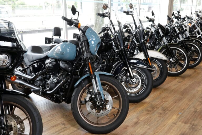 バイク王｜Beat&C世田谷店｜車両｜“即興王”ずま(虹色侍)、ハーレー販売店「Beat&C」に降臨!「5秒で歌う、5分で欲しくなる!」