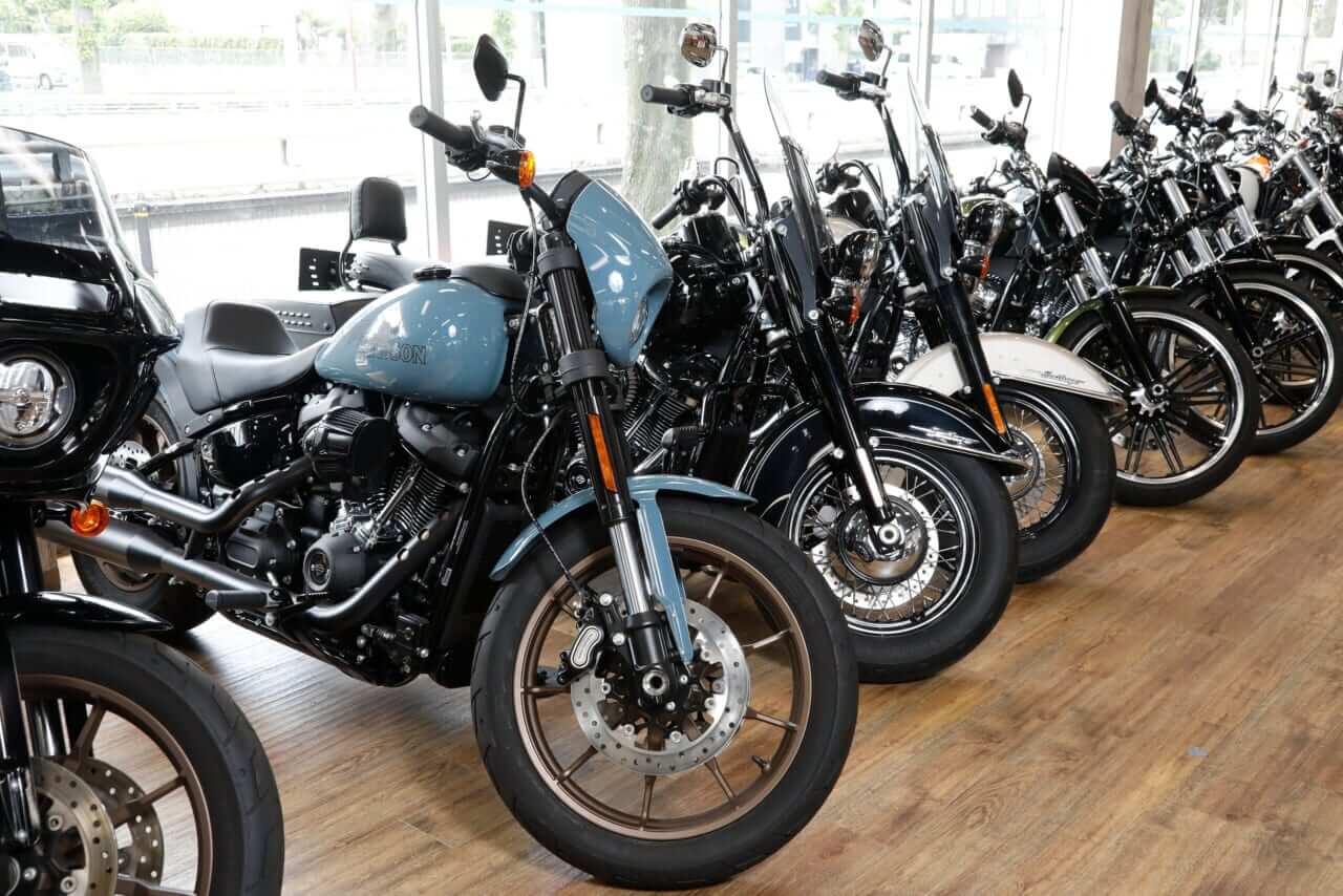 バイク王｜Beat&C世田谷店｜車両｜“即興王”ずま(虹色侍)、ハーレー販売店「Beat&C」に降臨!「5秒で歌う、5分で欲しくなる!」