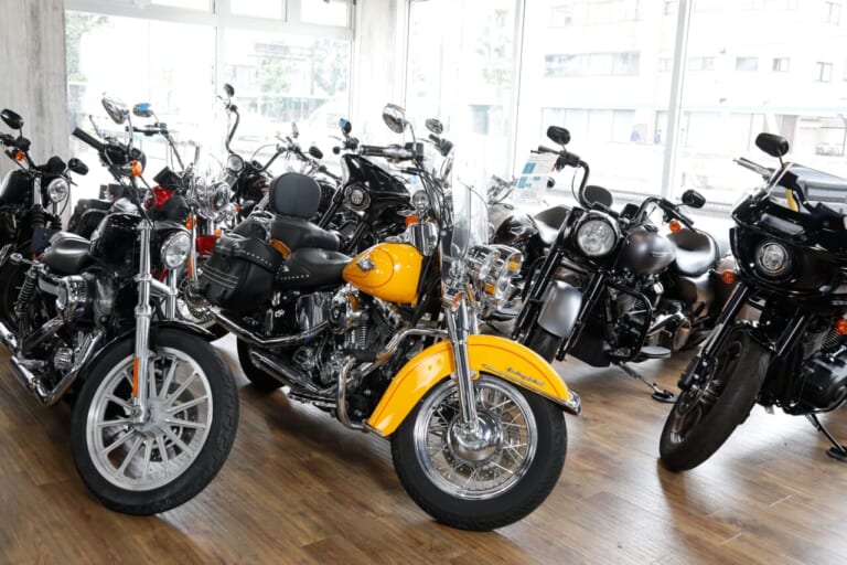 バイク王｜Beat&C世田谷店｜車両｜“即興王”ずま(虹色侍)、ハーレー販売店「Beat&C」に降臨!「5秒で歌う、5分で欲しくなる!」