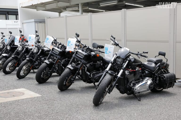 バイク王｜Beat&C世田谷店｜車両｜“即興王”ずま(虹色侍)、ハーレー販売店「Beat&C」に降臨!「5秒で歌う、5分で欲しくなる!」