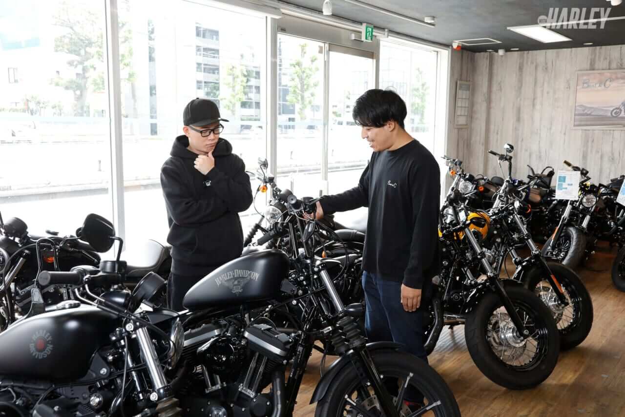 バイク王｜Beat&C世田谷店｜虹色侍ずま｜“即興王”ずま(虹色侍)、ハーレー販売店「Beat&C」に降臨!「5秒で歌う、5分で欲しくなる!」
