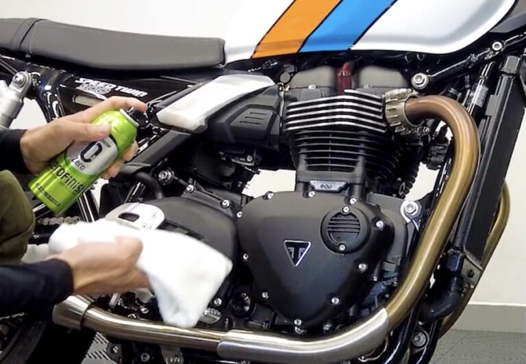 シュアラスター洗車図鑑｜トライアンフスピードツイン900｜【洗車図鑑】車種別バイクの洗い方教えます：伝統のバーチカルツインエンジン搭載・トライアンフ スピードツイン900編